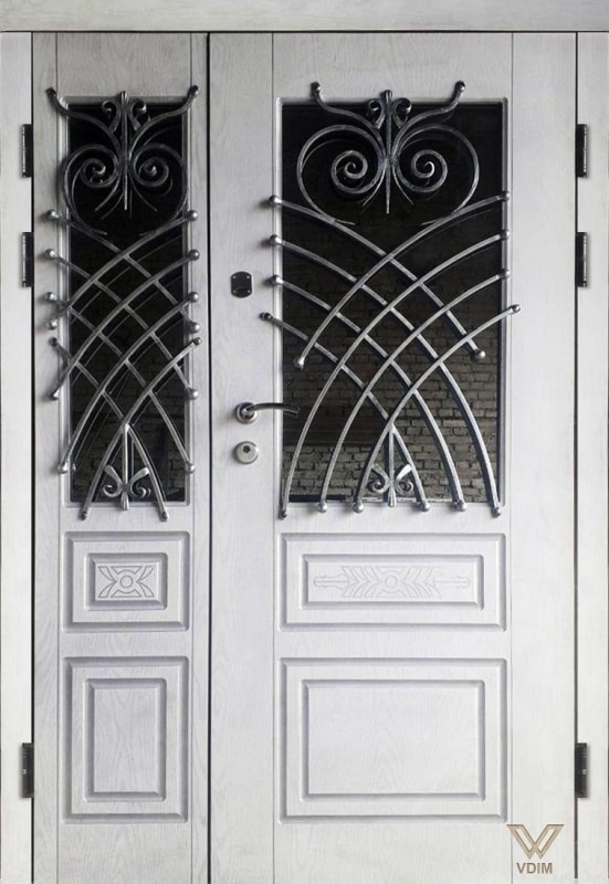 Входные двери с белыми полимерными накладками, двуполые, с ковкой и стеклопакетом