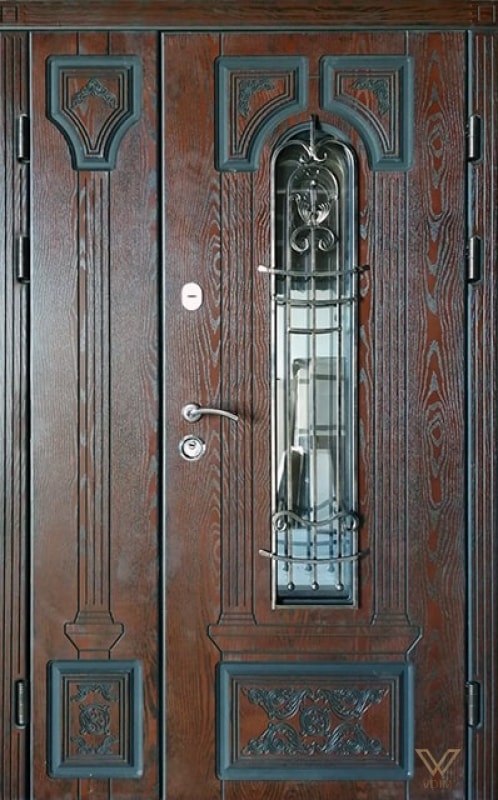 Вхідні броньовані двері для котеджу з пластиковими накладками