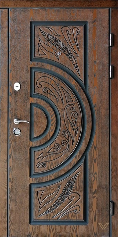 Классические входные двери с пластиковыми накладками